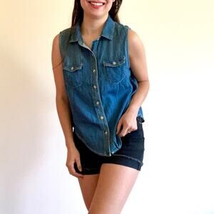Sleeveless Cotton Chambray Button-Down Top Medium